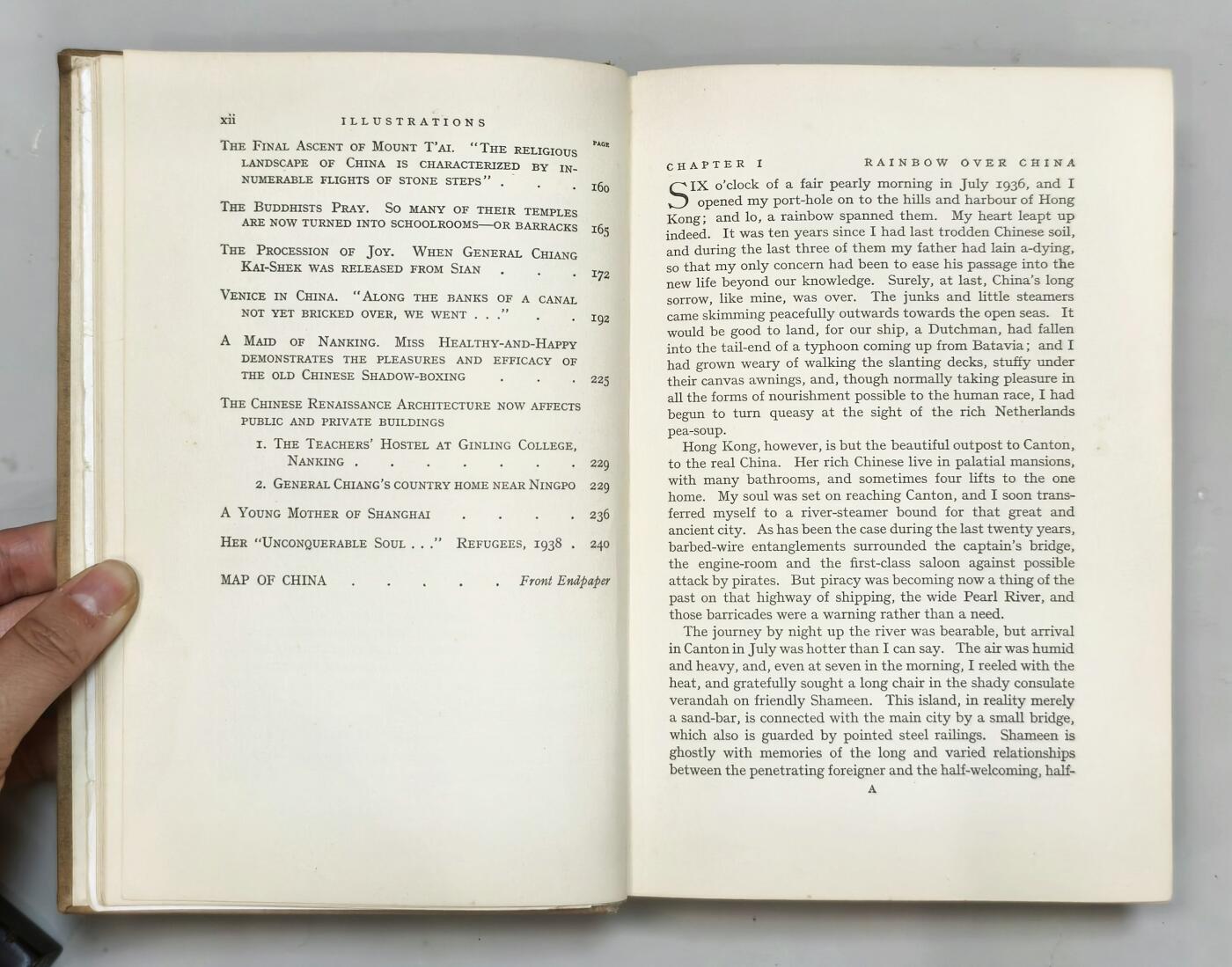 2025年吉藏纸杂文献秋季专场拍卖会 民国二十七年（1938年）英文版抗战文献作者谢福芸签名本《Brave New China勇敢的新中国》一册（便笺签名题赠，落款时间为1939年2月）。 14.2×22.5cm×3.5cm