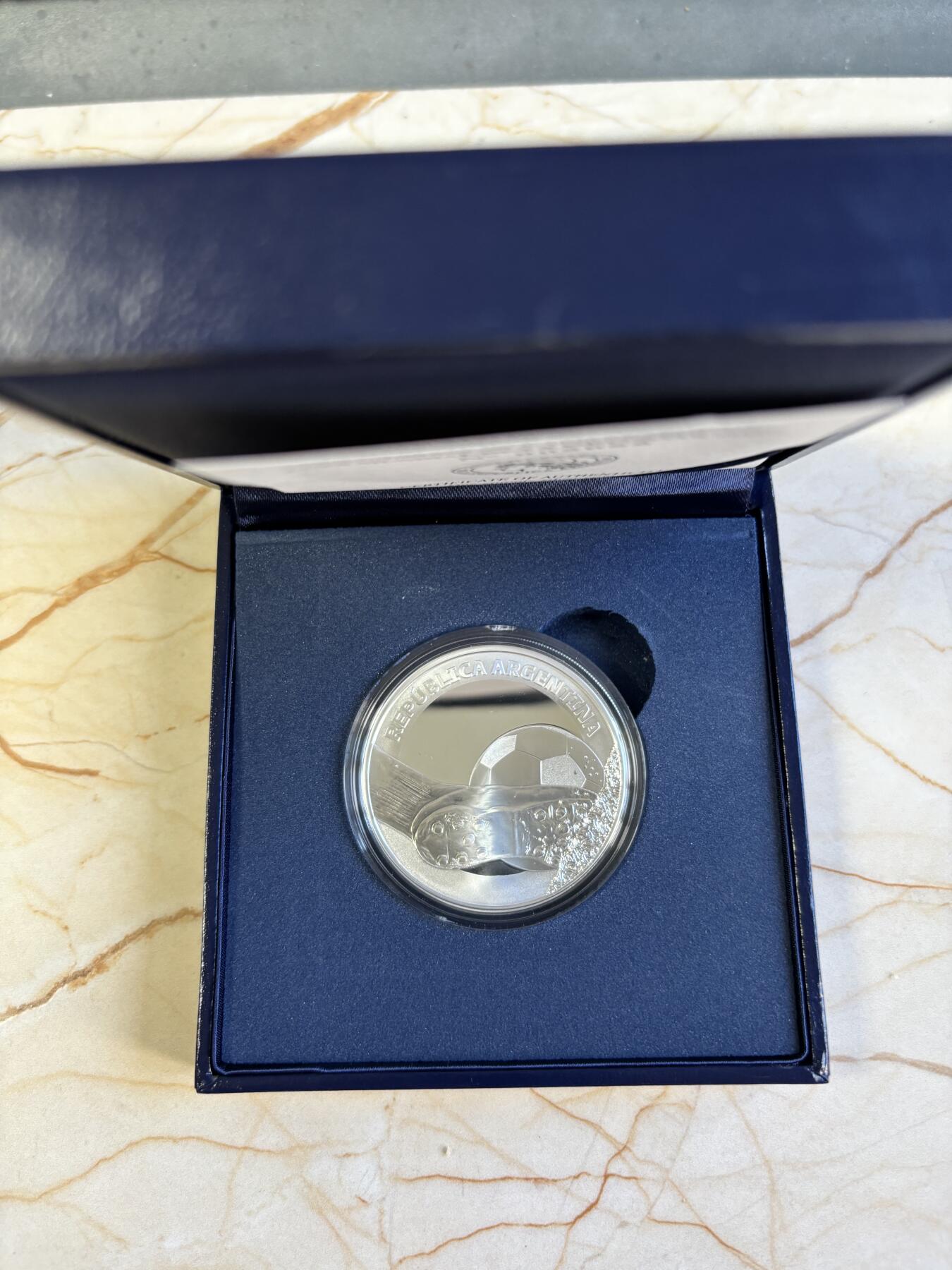 第181期拍卖 阿根廷2021年卡塔尔2022足球世界杯精制纪念银币,925银，27克，发行2500枚，有2点小丝
