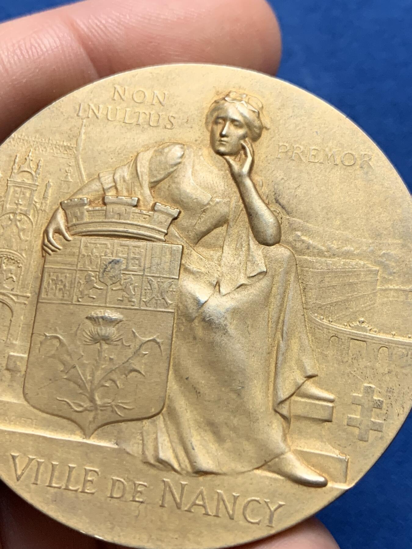 《竞宝斋》第436场 周日，周一2场连拍 （全场包邮） 法国1909年南希世博会纪念镀金大银章 64.3克 49.8mm 带盒 丰饶角1银 盒子背面有有损