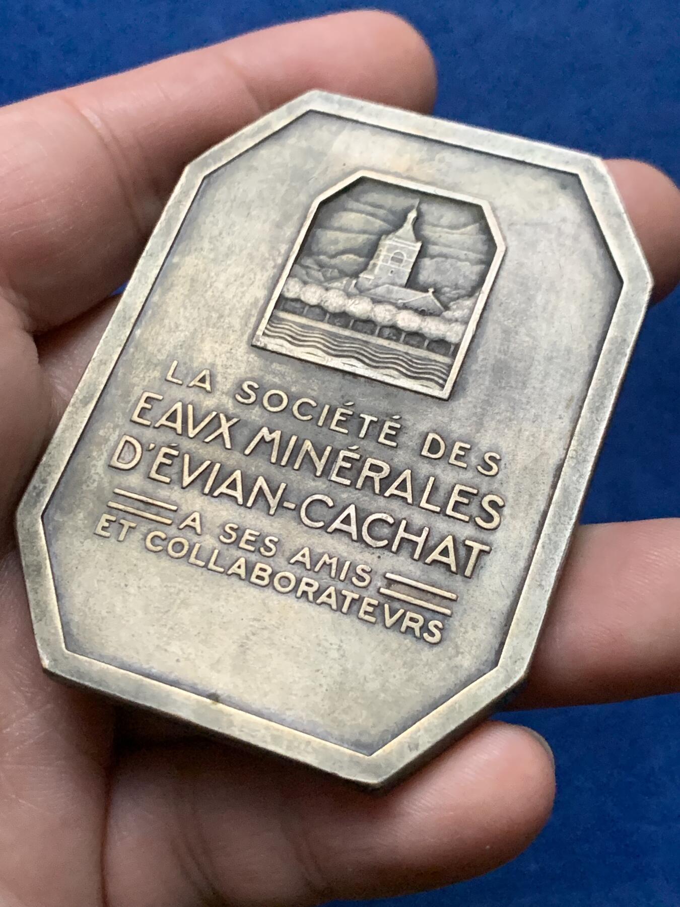 《竞宝斋》第436场 周日，周一2场连拍 （全场包邮） 法国依云小镇美女章牌，67.9*50.1*4.1毫米，97.6克，铜镀银材质，带边铭。