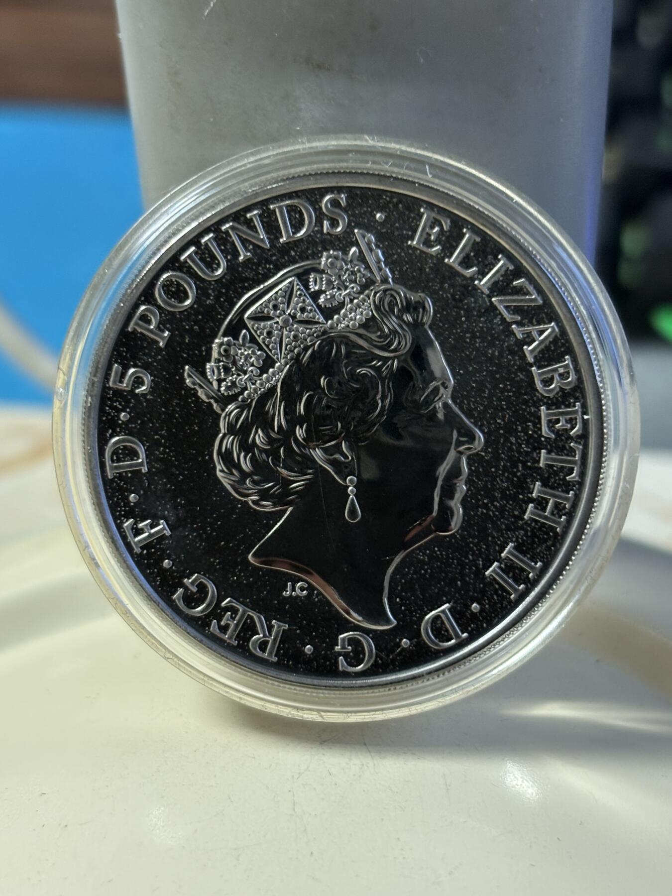 第181期拍卖 英国2017年女王神兽系列格里芬2盎司钌化镀金银币，999银钌化镀金，发行250枚