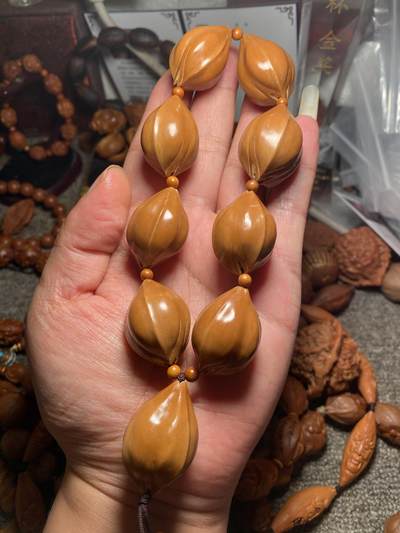 大佬都在看的苏工核雕捡漏价 - 福利苏工核雕，纯手工去霜，又大又亮，大胖子手串，个性十足，等待有缘人，市场无同款，尺寸2。4x3.5左右喜欢的来