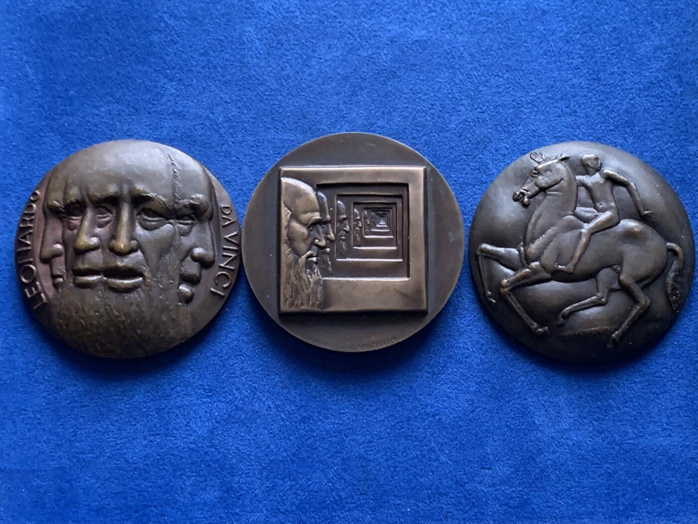 《竞宝斋》第436场 周日，周一2场连拍 （全场包邮） 1975年达芬奇三合体章，332.8克，59.2mm，K. Räsänen雕刻，铜质铸造1500枚，带说明书。