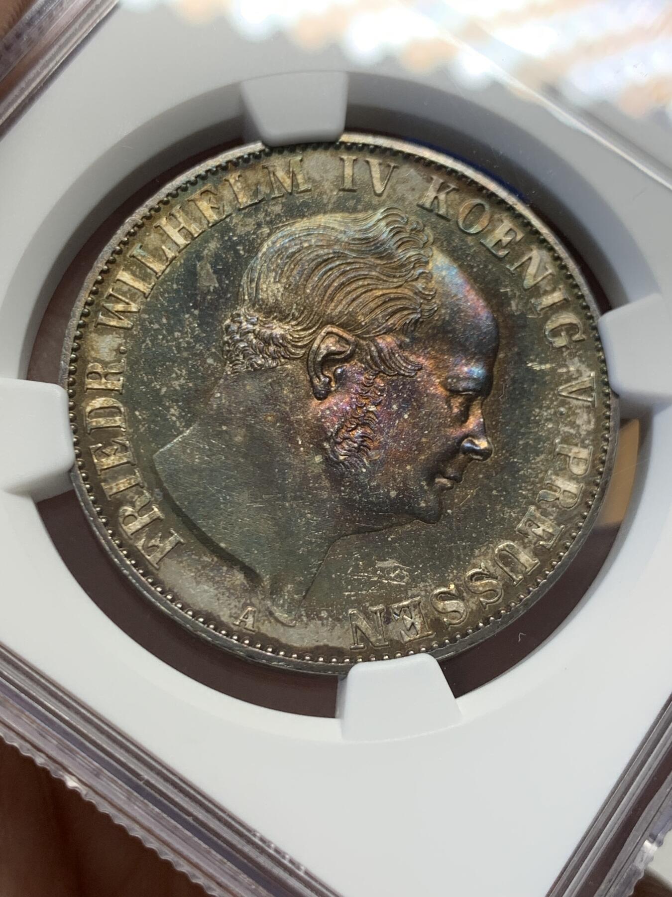 《竞宝斋》第436场 周日，周一2场连拍 （全场包邮） NGC MS63 德国普鲁士 1854年 威廉四世盾徽泰勒 五彩锦盒包浆 背面环彩 非常漂亮 亚军分更高分仅一枚