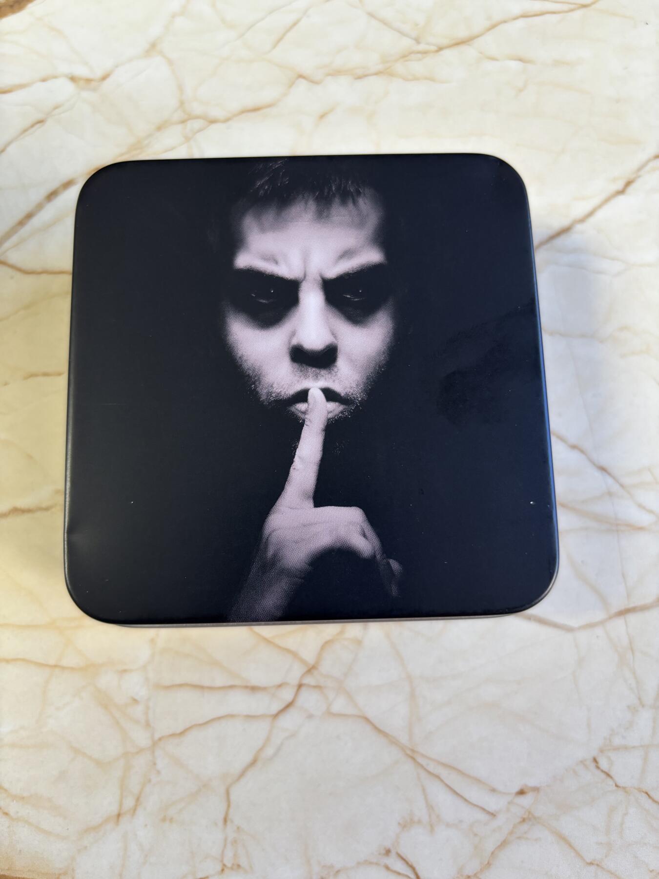 第181期拍卖 库克2023年迷茫和困境系列逃离1盎司纪念银币，999银，发行量999枚，外铁盒有稍微凹陷