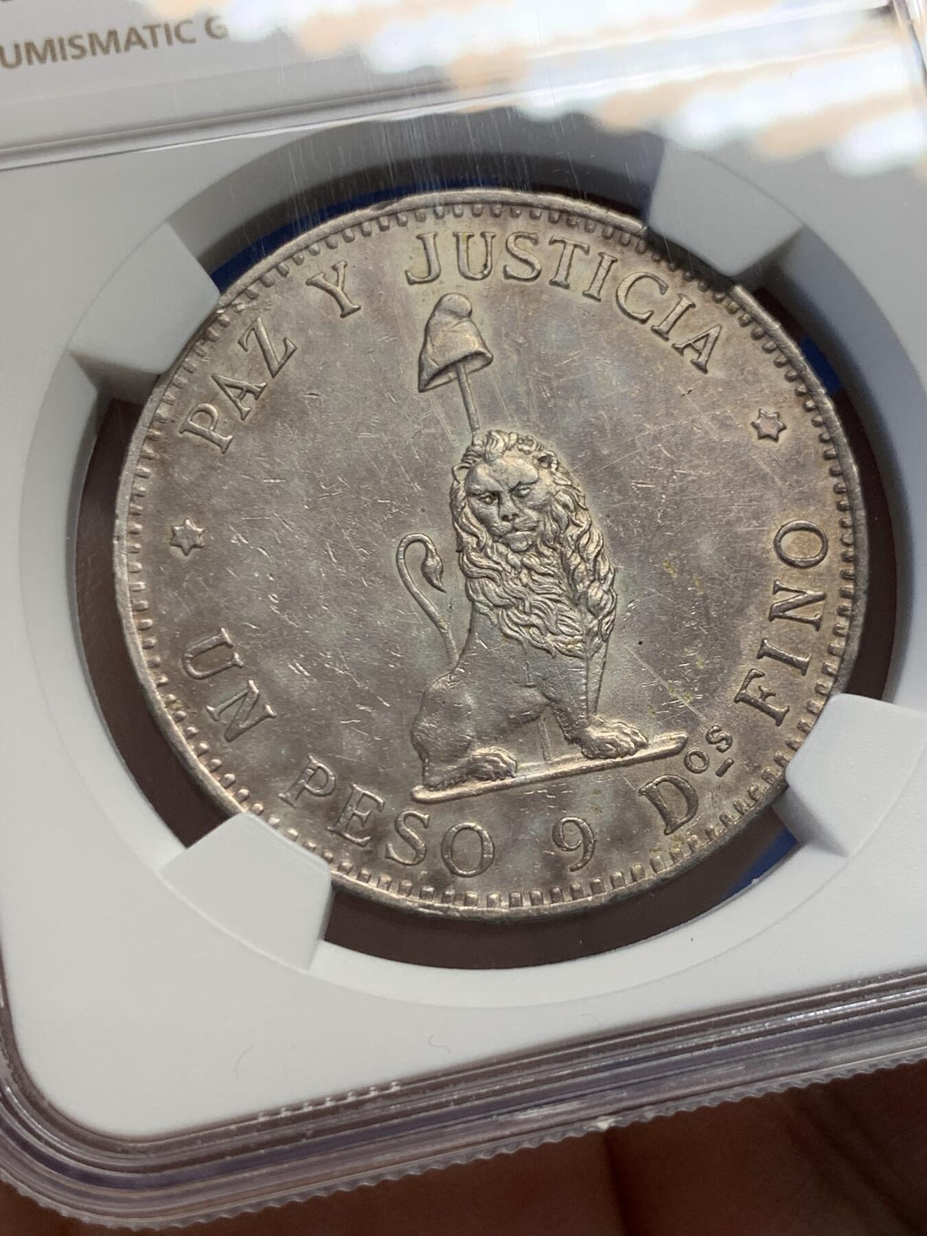 《竞宝斋》第436场 周日，周一2场连拍 （全场包邮） NGC UNCD 巴拉圭1889年雄狮1比索大银币，正面图为一头卷毛雄狮蹲坐守卫着自由之竿和自由之帽，反面图中间有一枚光芒四射的五角星，以此纪念1811年5月摆脱西班牙殖民统治获得独立。