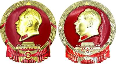 2025年伟人像章秋季专场拍卖会 - 红底金像 国徽形状 主席侧面 天安门 一对 12.64cm×11.29cm×2