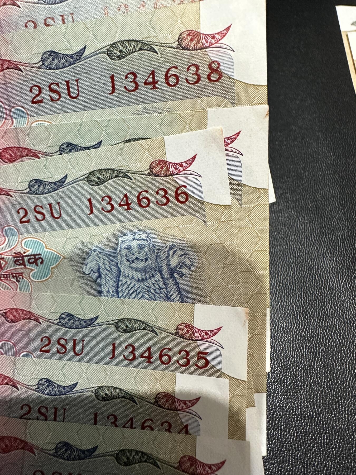 《外钞收藏家》第五百八十三期（精选场）（本期拍品丰富）（本平台长期征集拍品、欢迎藏友们联系合作） 印度100卢比 25张连号 有针孔 角不绝 有几张有黄斑 品相如图