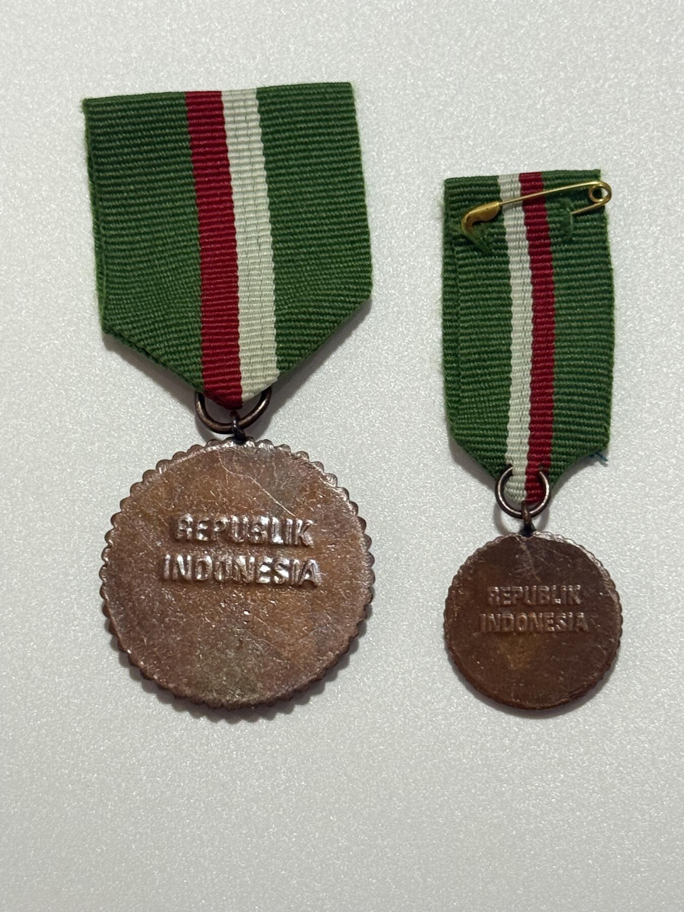 韵星假日精品2025秋季军品类拍卖会-- Rimey Holidays Boutique 2025 Autumn Militaria Sale 印度尼西亚铜级国土忠诚服务奖章带mini一套
