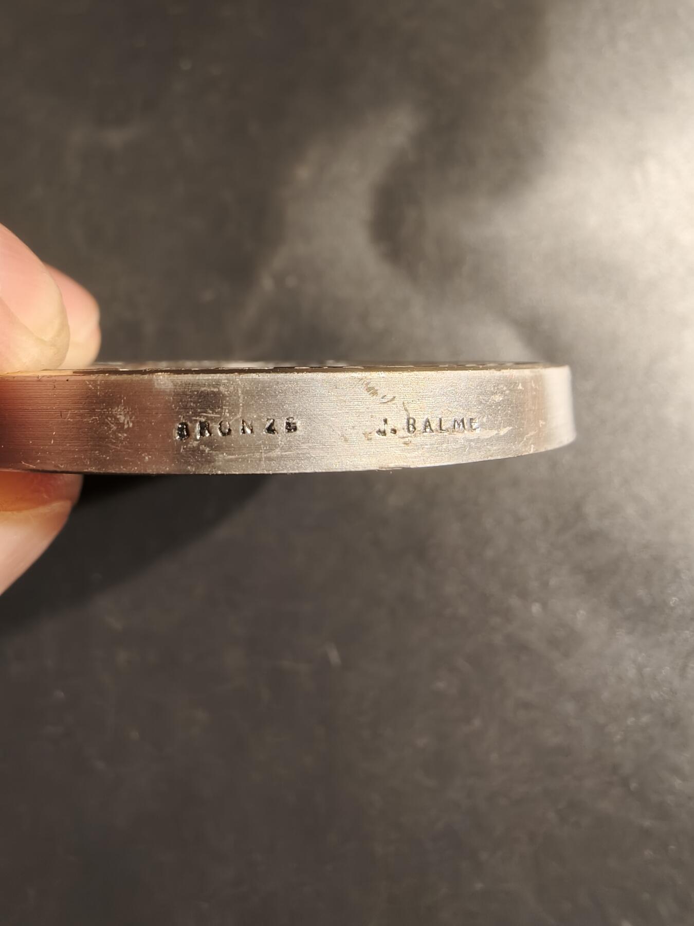 老王徽章第162期  是法国维勒蒙布勒市友好城市委员会镀银大铜章     直径62mm.    重量140g