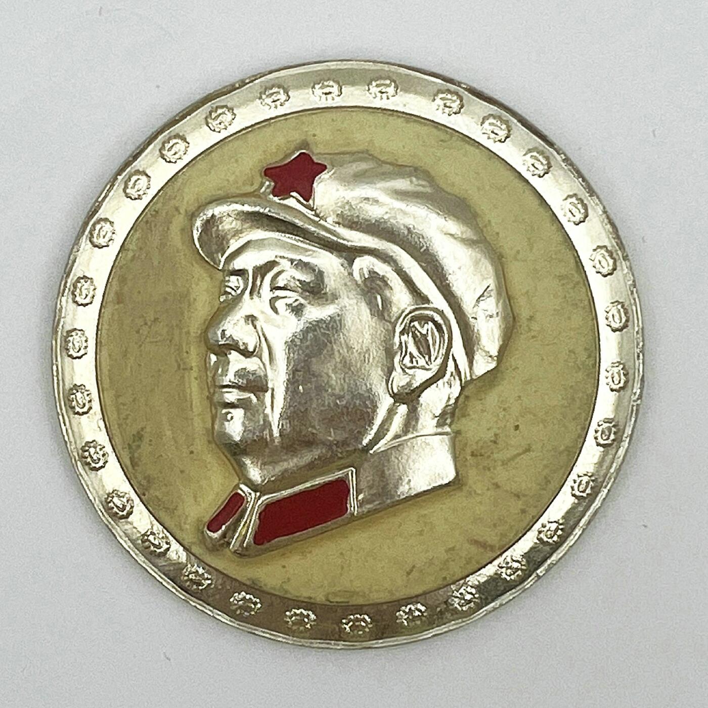 2025年伟人像章秋季专场拍卖会 夜光章 黄、绿底色 侧面像 天安门 人民大会堂 南湖小船 齿轮 八枚 直径4.83cm-直径5.87cm