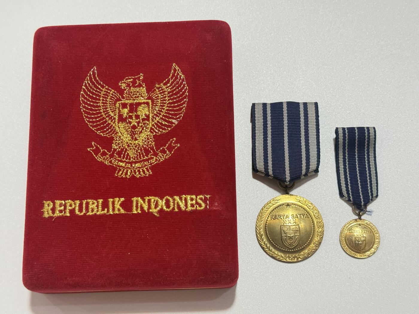 韵星假日精品2025秋季军品类拍卖会-- Rimey Holidays Boutique 2025 Autumn Militaria Sale 印度尼西亚共和国金级忠勤奖章带原盒mini一套