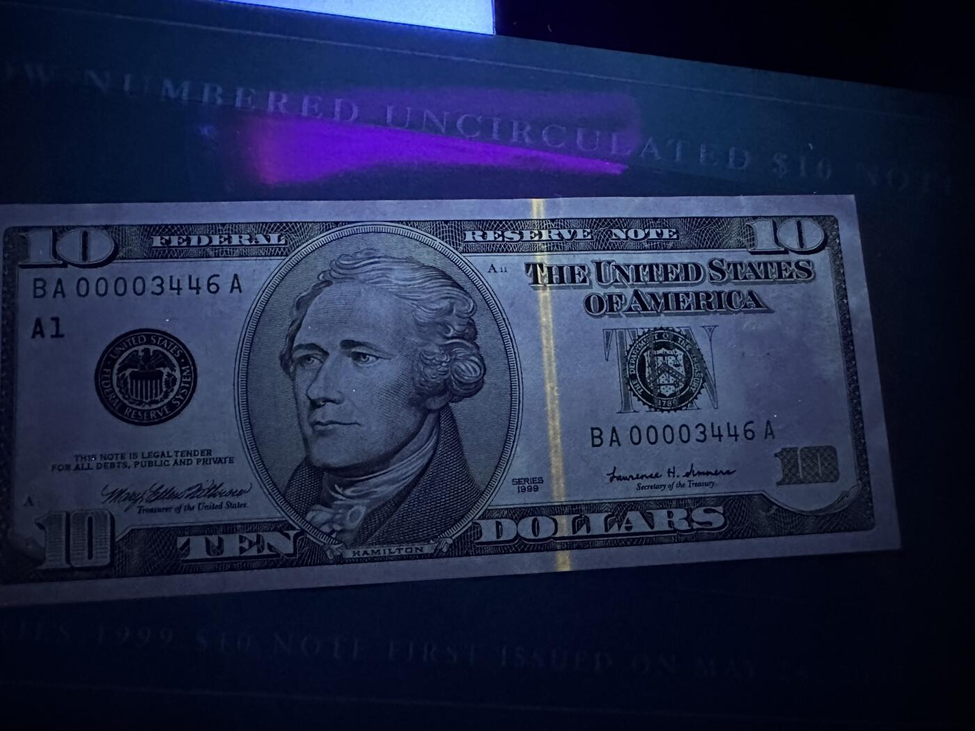 《外钞收藏家》第五百八十三期（精选场）（本期拍品丰富）（本平台长期征集拍品、欢迎藏友们联系合作） 1999年首发10美元稀有千位号（另附一张近代美元发行年表） 原装册子 全新但有潮斑