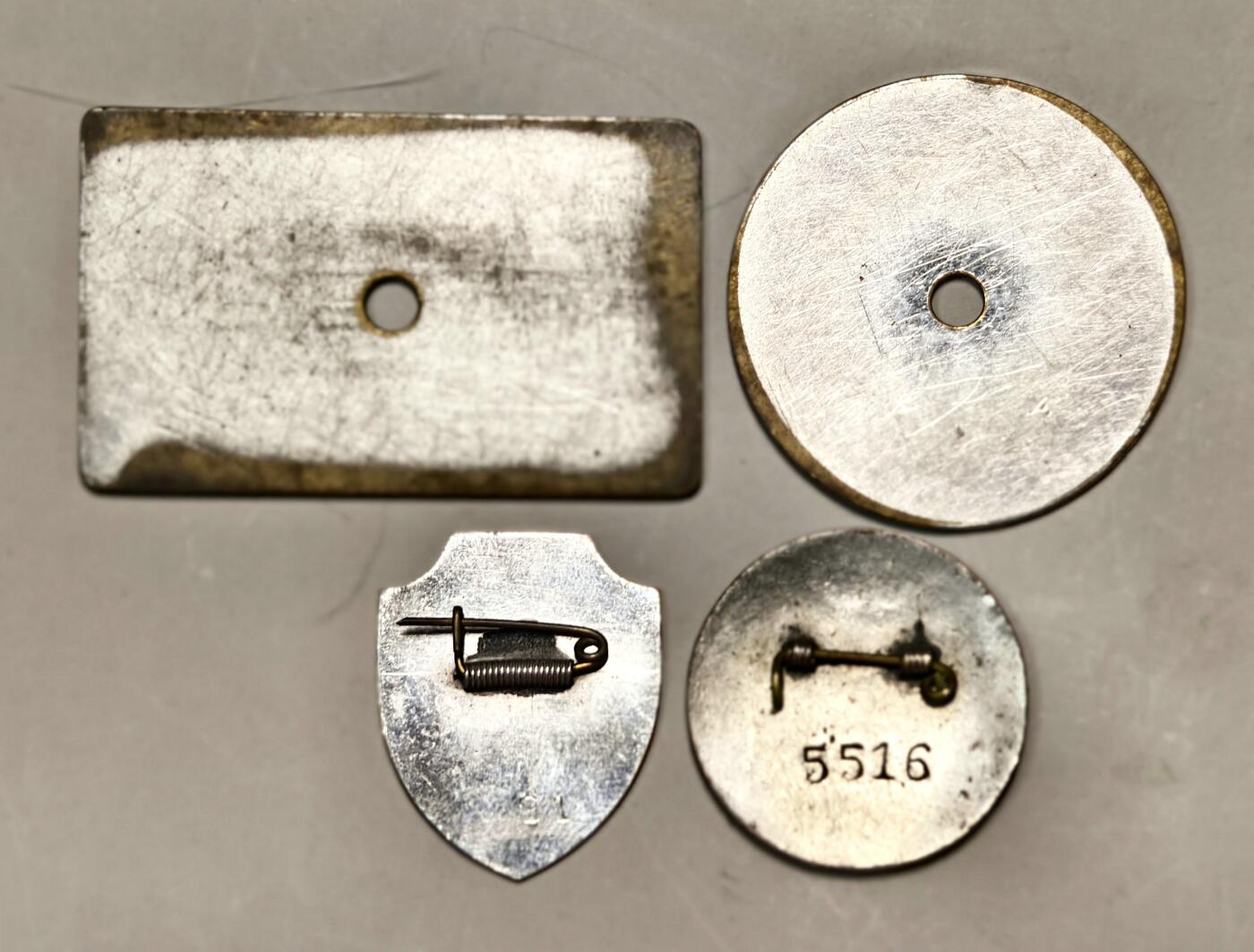 2025年吉藏纸杂文献秋季专场拍卖会 1951年金城银行存款竞赛优胜纪念章一枚；50年代上海财政金融章一枚；集友银行出入牌两枚 尺寸不一