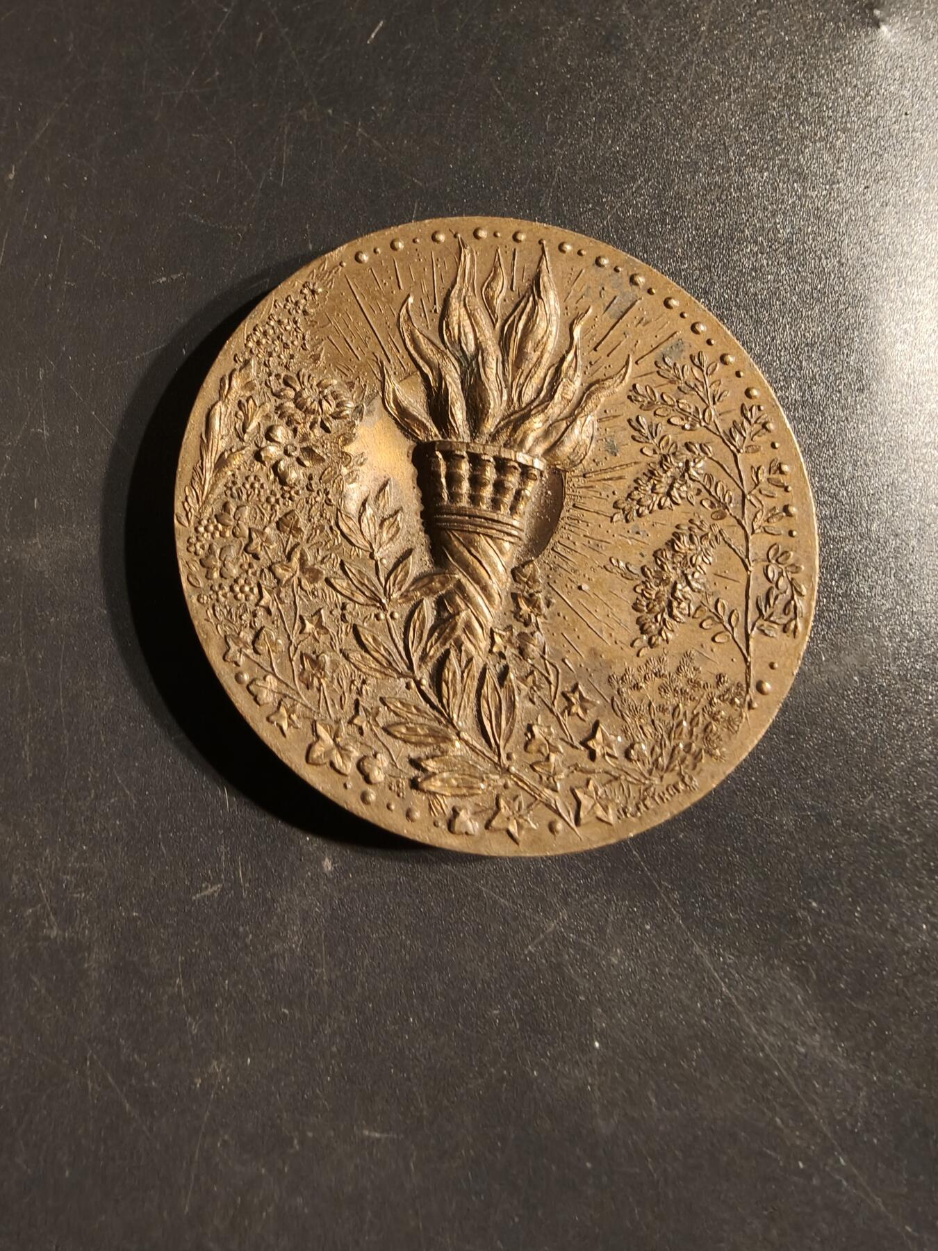 老王徽章第162期  法国滚球运动联合会大铜章     直径50mm.    重量76.2g