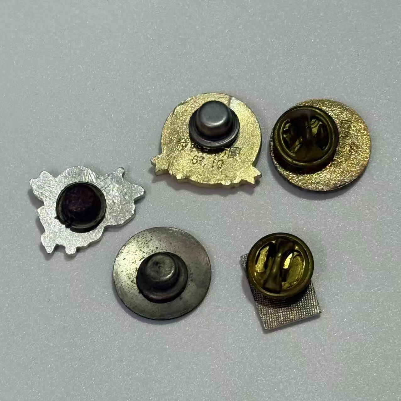 韵星假日精品2025秋季军品类拍卖会-- Rimey Holidays Boutique 2025 Autumn Militaria Sale 蒋公像章、北区营地证章等一组五枚