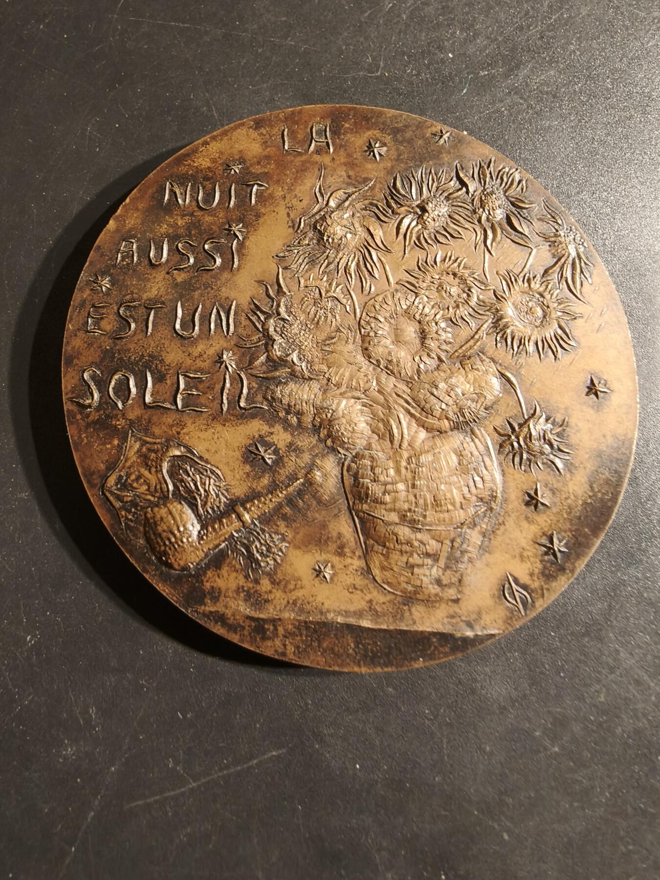 老王徽章第162期 荷兰著名艺术家梵高大铜章    背面铭文“夜晚也是太阳”    直径68mm.   重量172.2g