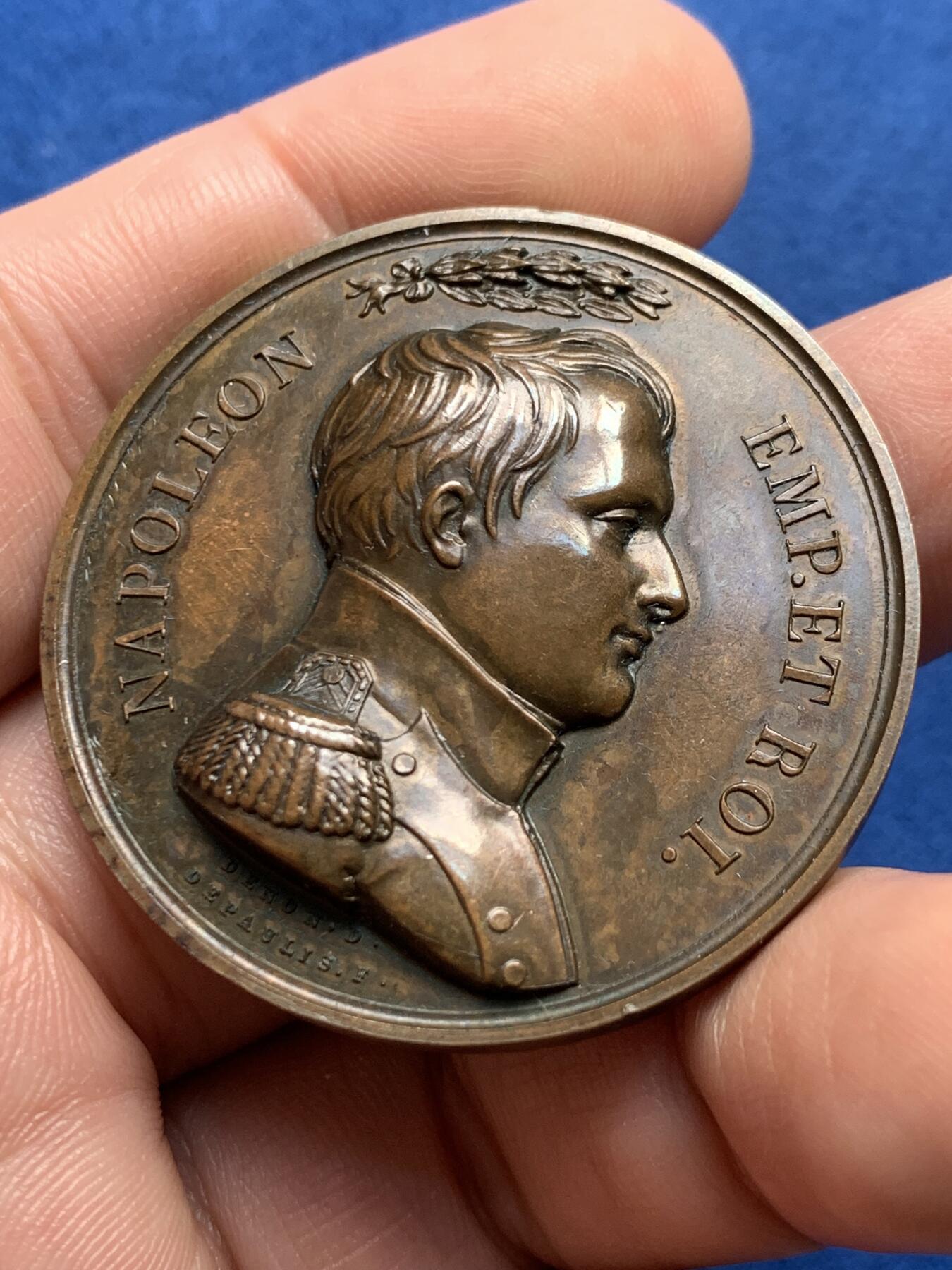 《竞宝斋》第436场 周日，周一2场连拍 （全场包邮） 法国拿破仑纪念奖章-极其罕见的拿破仑皇太子降生纪念章。超高浮雕，双面人物雕刻细腻生动，保存状态极好。不可多得收藏佳品。直径：41.2mm，重：38.5g，丰饶角边铭，带原盒。