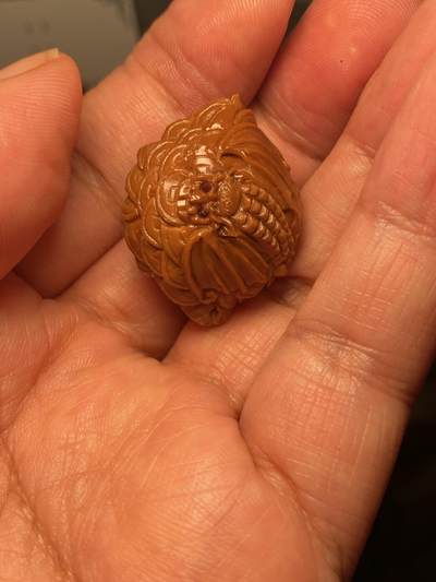 大佬都在看的苏工核雕捡漏价 - 福利老苏工核雕，纯手工雕刻，福在眼前，个性十足，等待有缘人，市场无同款，大尺寸2。55x3。2喜欢的来