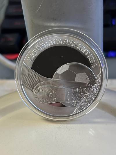 第181期拍卖 - 阿根廷2021年卡塔尔2022足球世界杯精制纪念银币,925银，27克，发行2500枚，有2点小丝