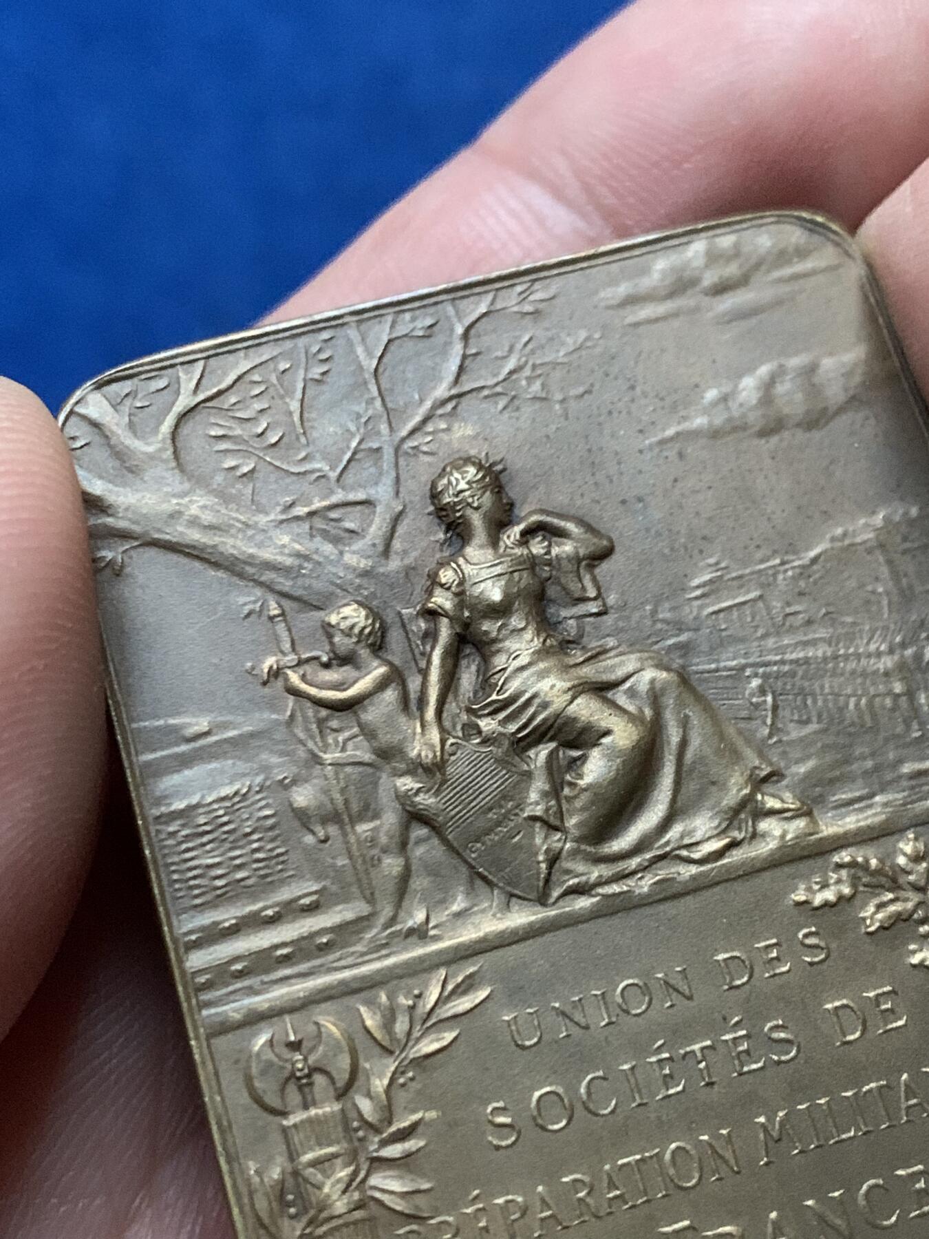 《竞宝斋》第436场 周日，周一2场连拍 （全场包邮） 法国军事装备公司联盟铜章，39.2*50.5毫米，44.45克，三角铜标边铭。