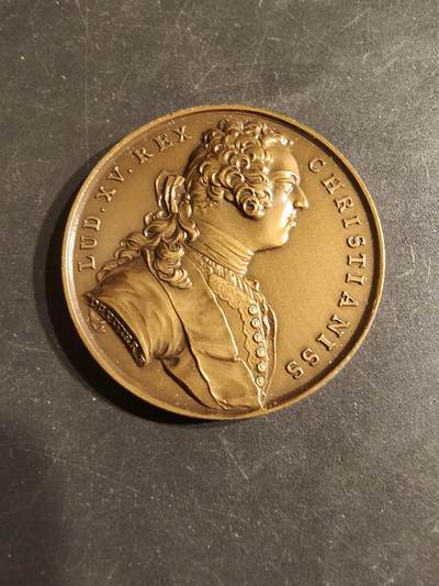 老王徽章第162期 - 法国路易十五世 1734年9月19日瓜斯塔拉战役大铜章      背面铭文“再次战胜日耳曼人”      直径41mm.    重量34.5g