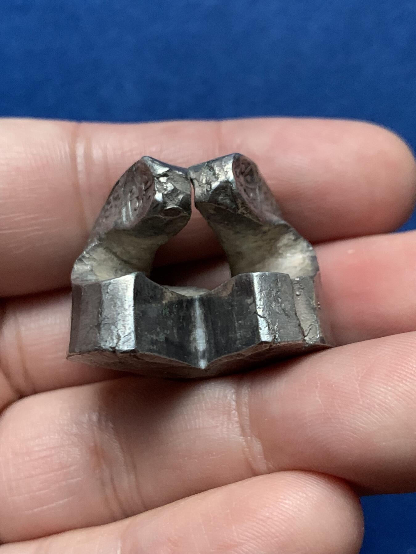 《竞宝斋》第436场 周日，周一2场连拍 （全场包邮） 泰国 兰纳王国银锭一枚 戳记清晰 品相极好 重约61.55克 细节见图