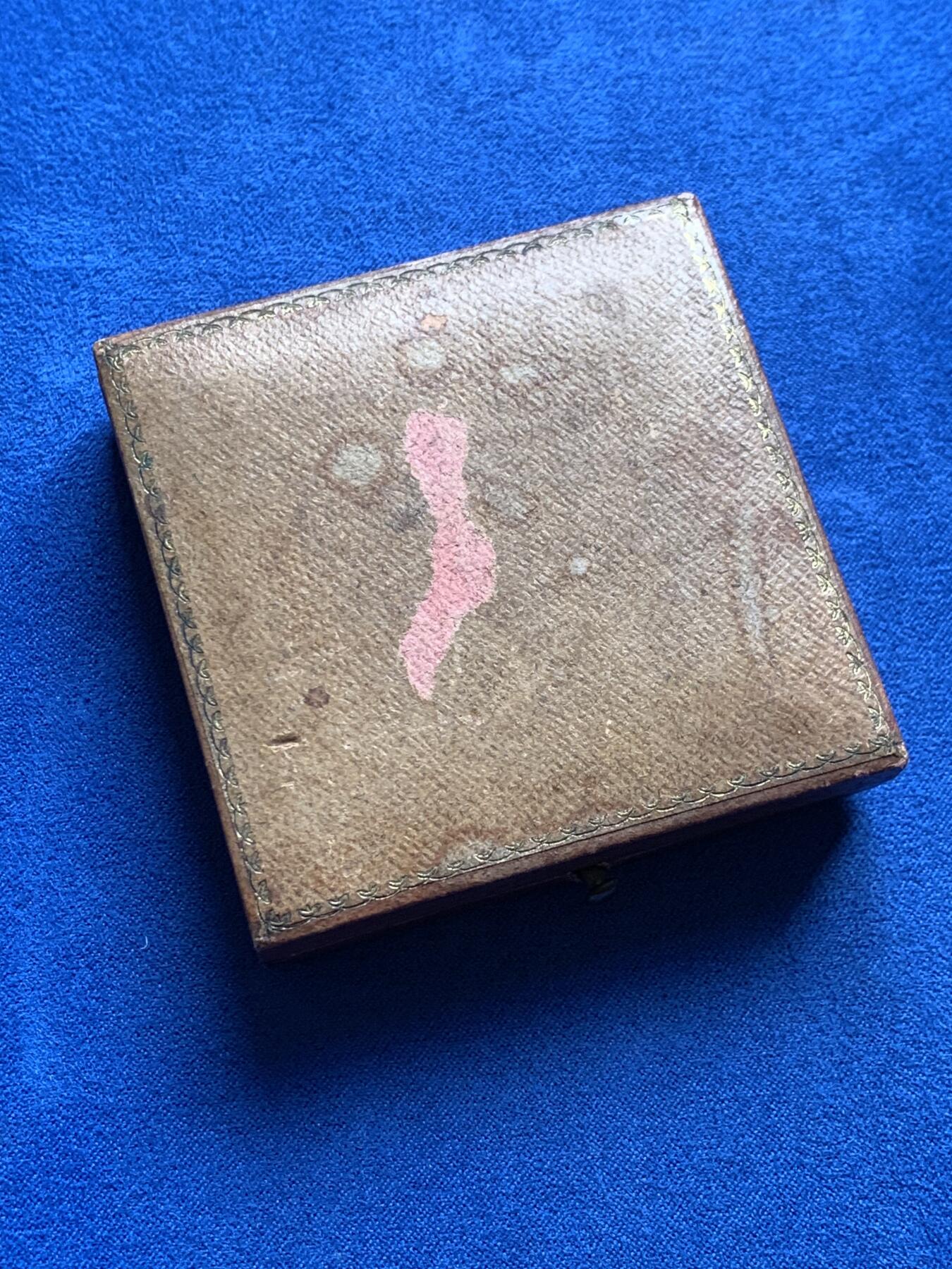 《竞宝斋》第436场 周日，周一2场连拍 （全场包邮） 法兰西军人伤员救助协会镀金铜章 55.25克 50mm 带盒