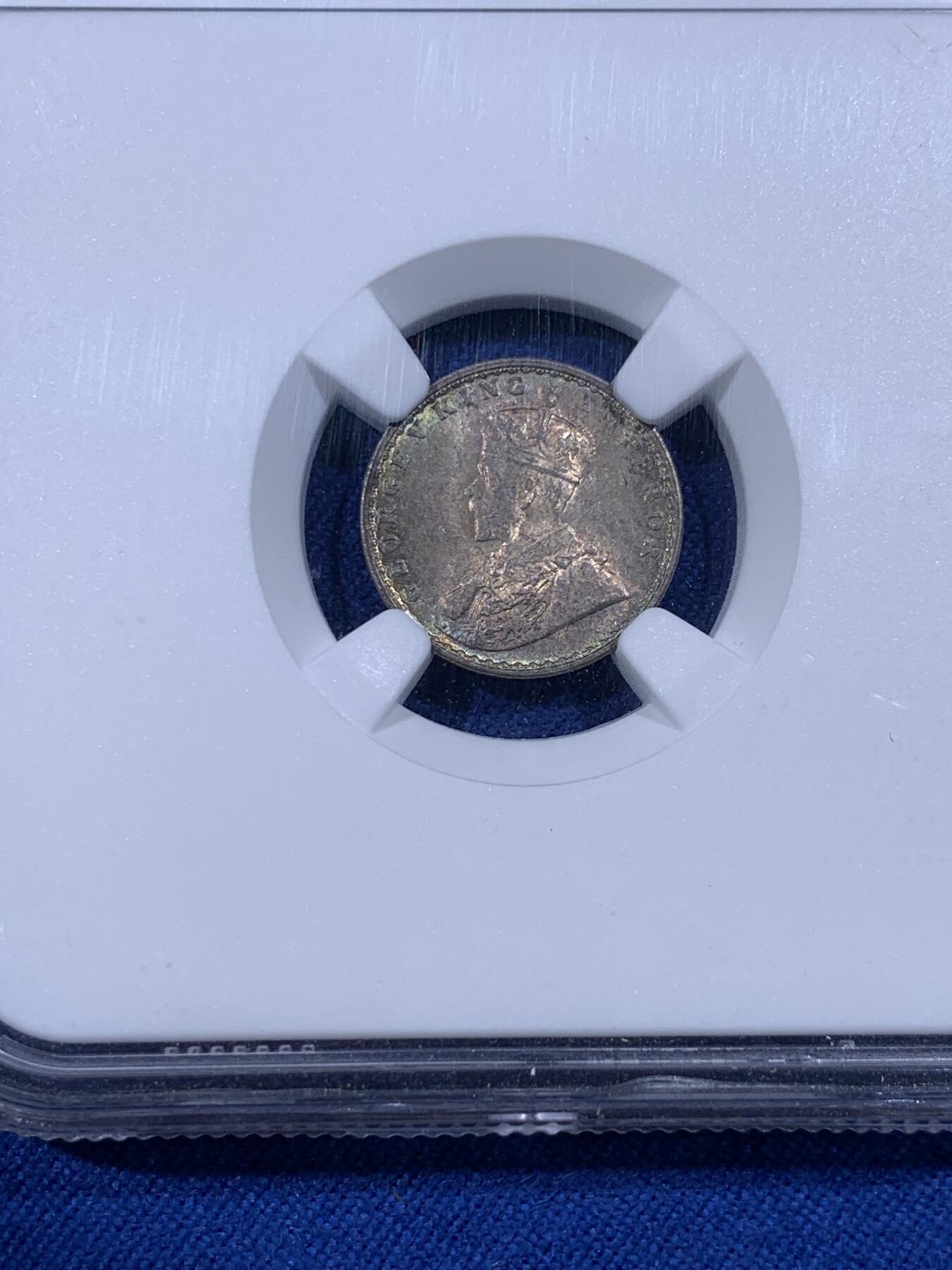 《竞宝斋》第436场 周日，周一2场连拍 （全场包邮） NGC MS64 印度1917年乔治五世2安娜银币，铸造于加尔各答造币厂。相比有着大堆库存的1卢比，小面值的2安娜反而非常少见，这枚双面优雅的蓝紫色包浆迷人。一步到位之选。