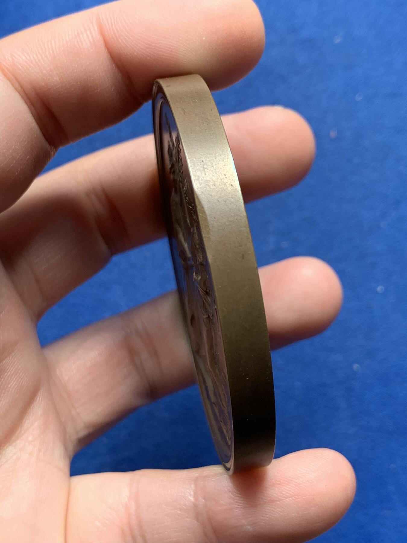 《竞宝斋》第436场 周日，周一2场连拍 （全场包邮） 1903年法国总统埃米尔•卢贝访问英国纪念，139.1克，63.2mm，铜标边铭，原盒有破损