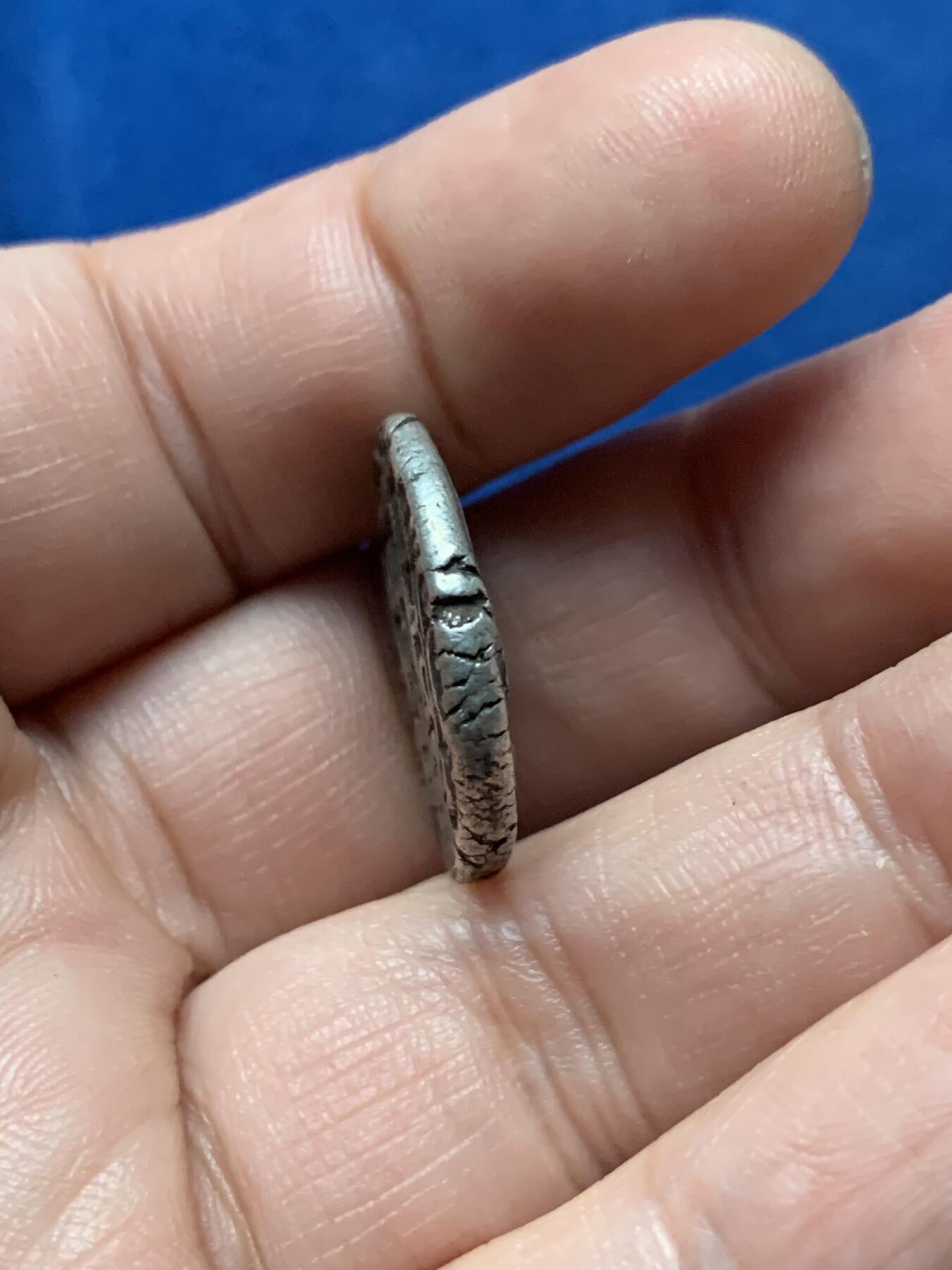 《竞宝斋》第436场 周日，周一2场连拍 （全场包邮） 阿富汗杜兰尼王朝1卢比银币，9.38克，22.4mm，1839-1842年杜兰尼王朝末代君王Shujah Shah在位期间发行，正反面：波斯文花押赞词 在位时间非常短暂，少见品种。