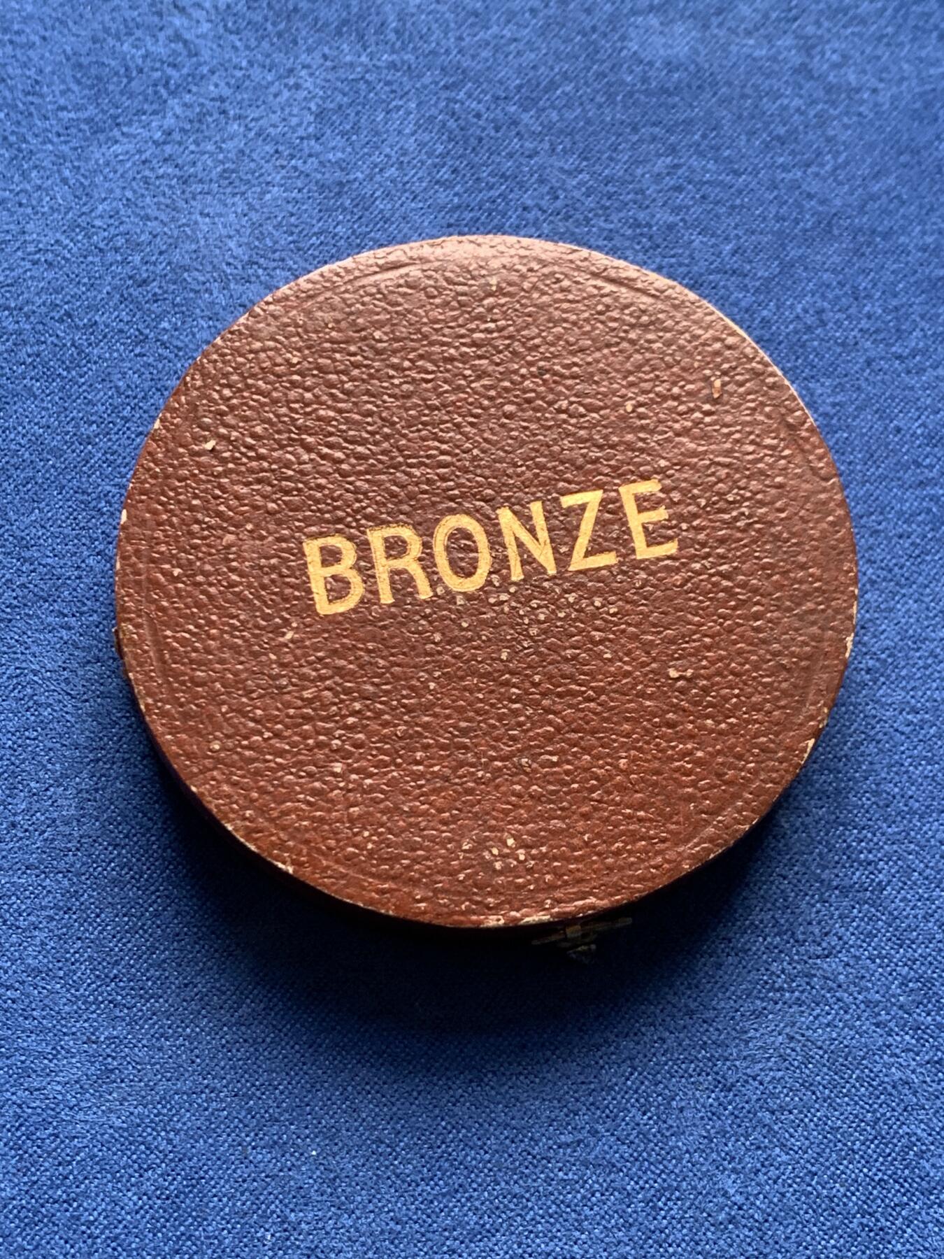 《竞宝斋》第436场 周日，周一2场连拍 （全场包邮） 法国1909年南希世博会纪念镀金大银章 64.3克 49.8mm 带盒 丰饶角1银 盒子背面有有损