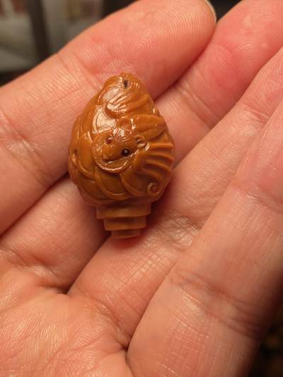 大佬都在看的苏工核雕捡漏价 - 福利苏工核雕，纯手工雕刻，老苏工铁核福在眼前三通，个性十足，等待有缘人，市场无同款，尺寸1。9x2.9喜欢的来