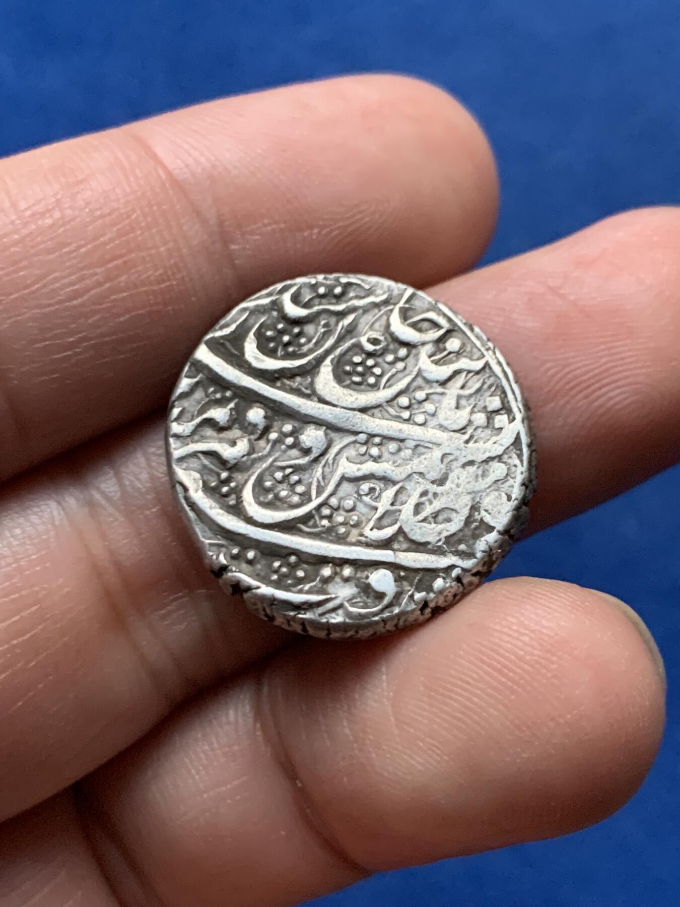 《竞宝斋》第436场 周日，周一2场连拍 （全场包邮） 阿富汗杜兰尼王朝1卢比银币，9.38克，22.4mm，1839-1842年杜兰尼王朝末代君王Shujah Shah在位期间发行，正反面：波斯文花押赞词 在位时间非常短暂，少见品种。