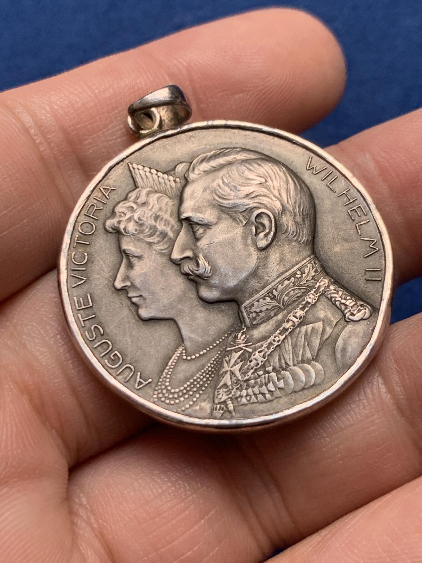 《竞宝斋》第436场 周日，周一2场连拍 （全场包邮） 1906年德国普鲁士威廉二世银婚25周年纪念章吊坠，皇帝威廉二世和皇后奥古斯特维多利亚半身像/两个天使举着皇冠，下方威廉二世花押签名，1881-1906年。整体采用镶嵌工艺接做成了吊坠，内章为950银，外圈吊坠为925银，直径约35毫米，总重约：18.7克。名誉品种，可直接佩戴。