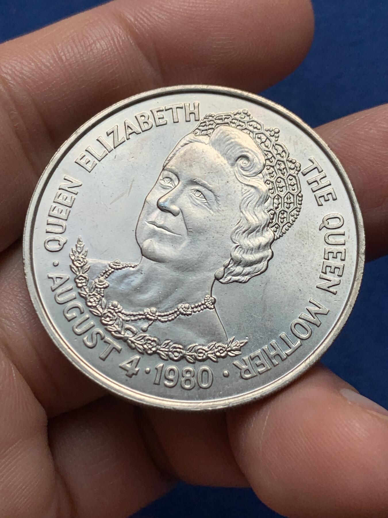 《竞宝斋》第436场 周日，周一2场连拍 （全场包邮） 英国1980年伊丽莎白二世80岁生日25便士纪念币 状态不错 38.5mm