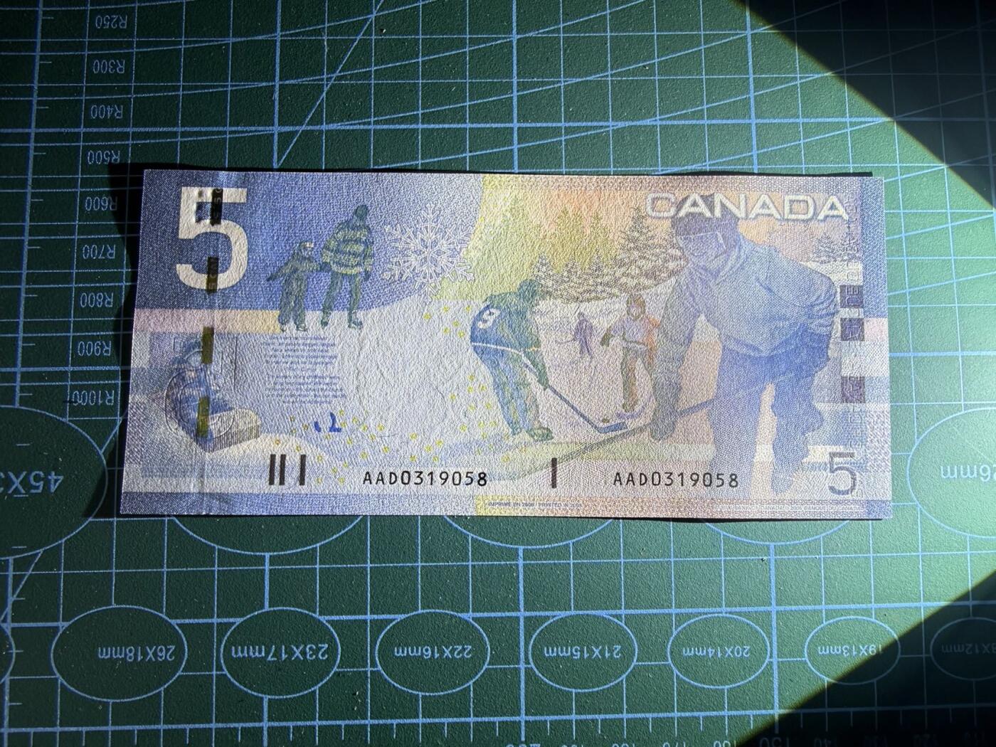 【炜奕收藏】，第五十期 加拿大旅版5元，UNC品相，号码无47尾8