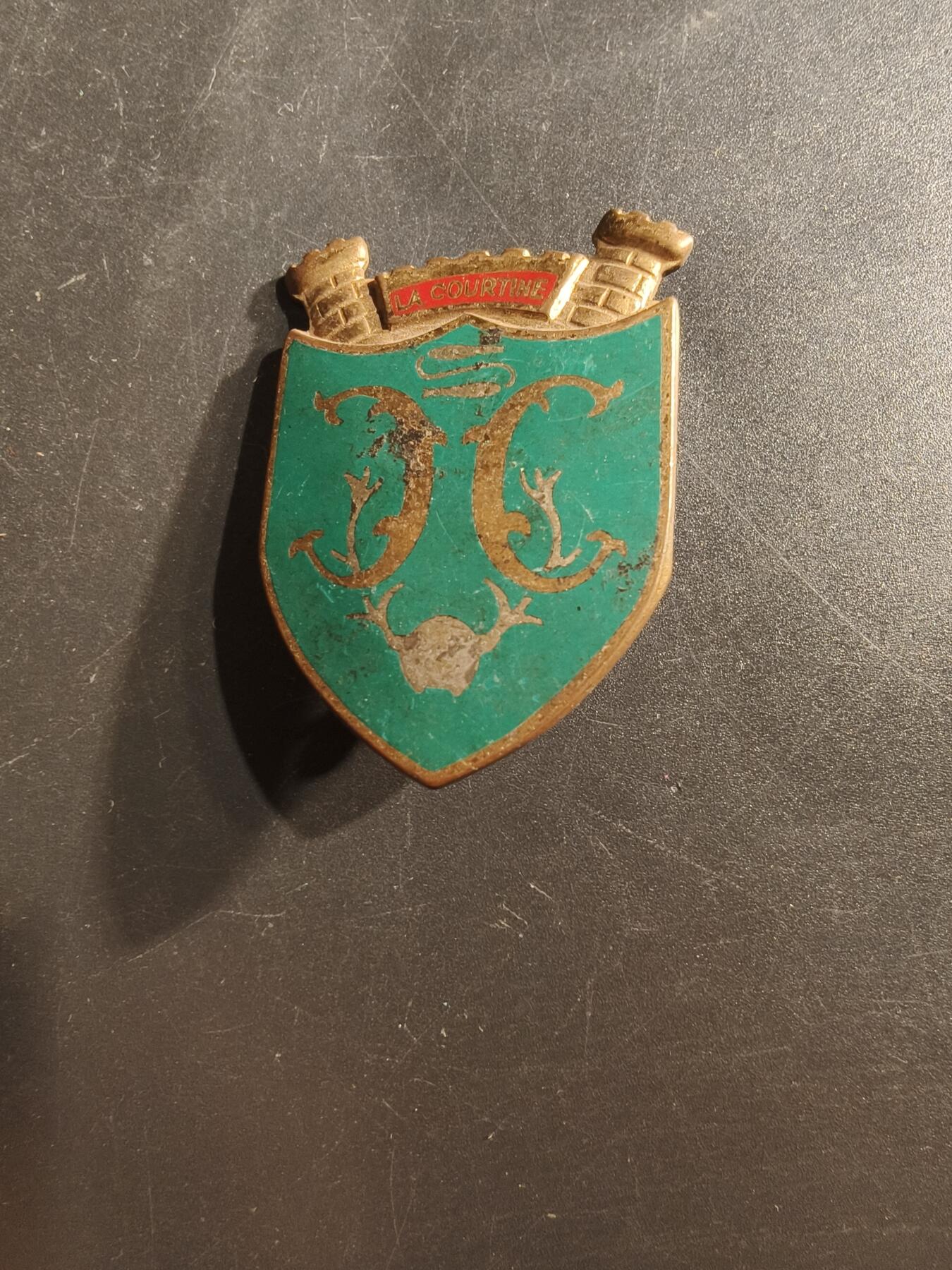 老王徽章第162期  法国库尔蒂讷军营证章        库尔蒂讷军营位于法国克勒兹省，是一个重要的军事训练基地。 这个徽章通常由在该军营服役或接受训练的士兵佩戴。