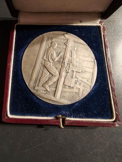 老王徽章第162期 -  法国1920年纺织品和纺织材料总协会大银章    950银    原盒     直径50mm.    重量54.7g