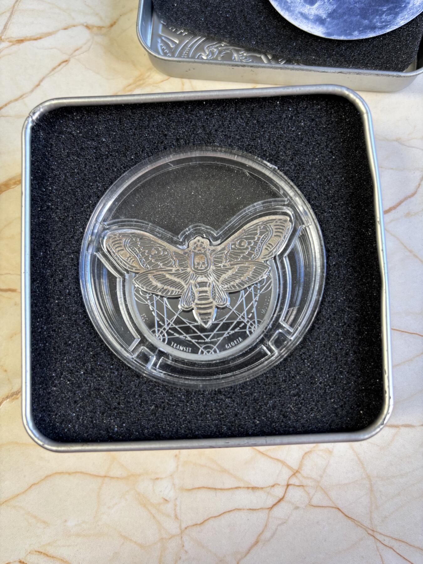 第181期拍卖 坦桑尼亚2018年珍稀濒危昆虫鬼脸天蛾2盎司银币，999银，发行量999枚，塑料盒有破