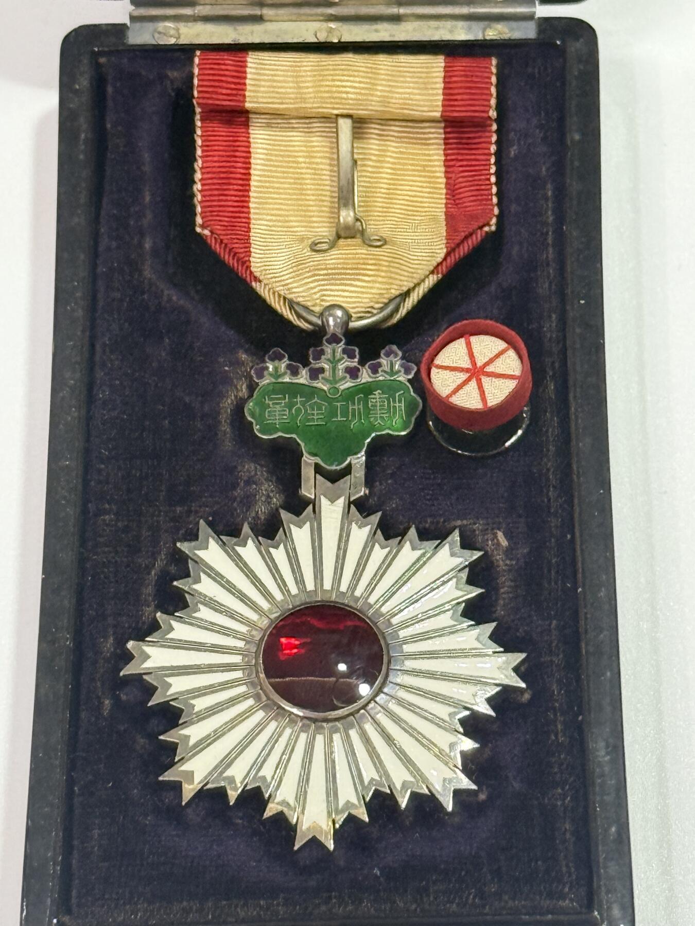 韵星假日精品2025秋季军品类拍卖会-- Rimey Holidays Boutique 2025 Autumn Militaria Sale 勋六等旭日章，明治后期版本，盒略齐全