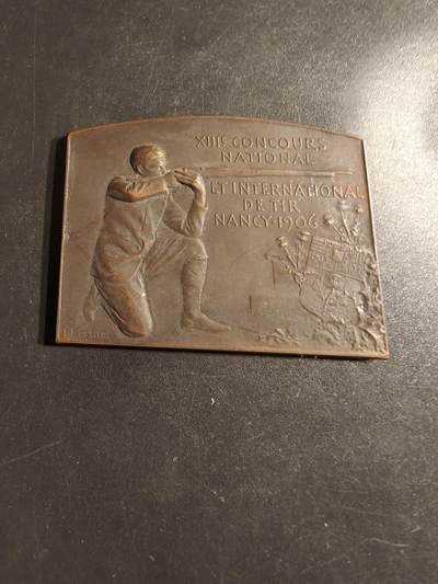 老王徽章第162期 - 法国射击联合会方形大铜章     尺寸50×39mm.    重量35.3g