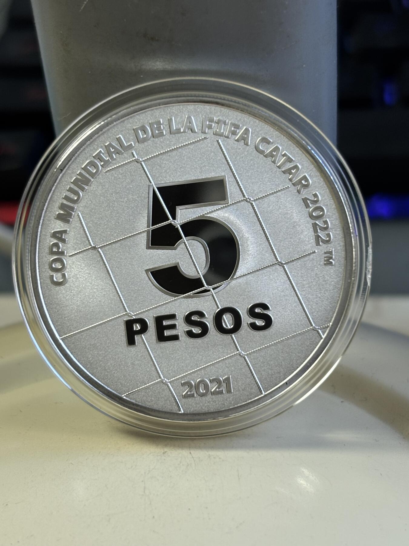 第181期拍卖 阿根廷2021年卡塔尔2022足球世界杯精制纪念银币,925银，27克，发行2500枚，有2点小丝