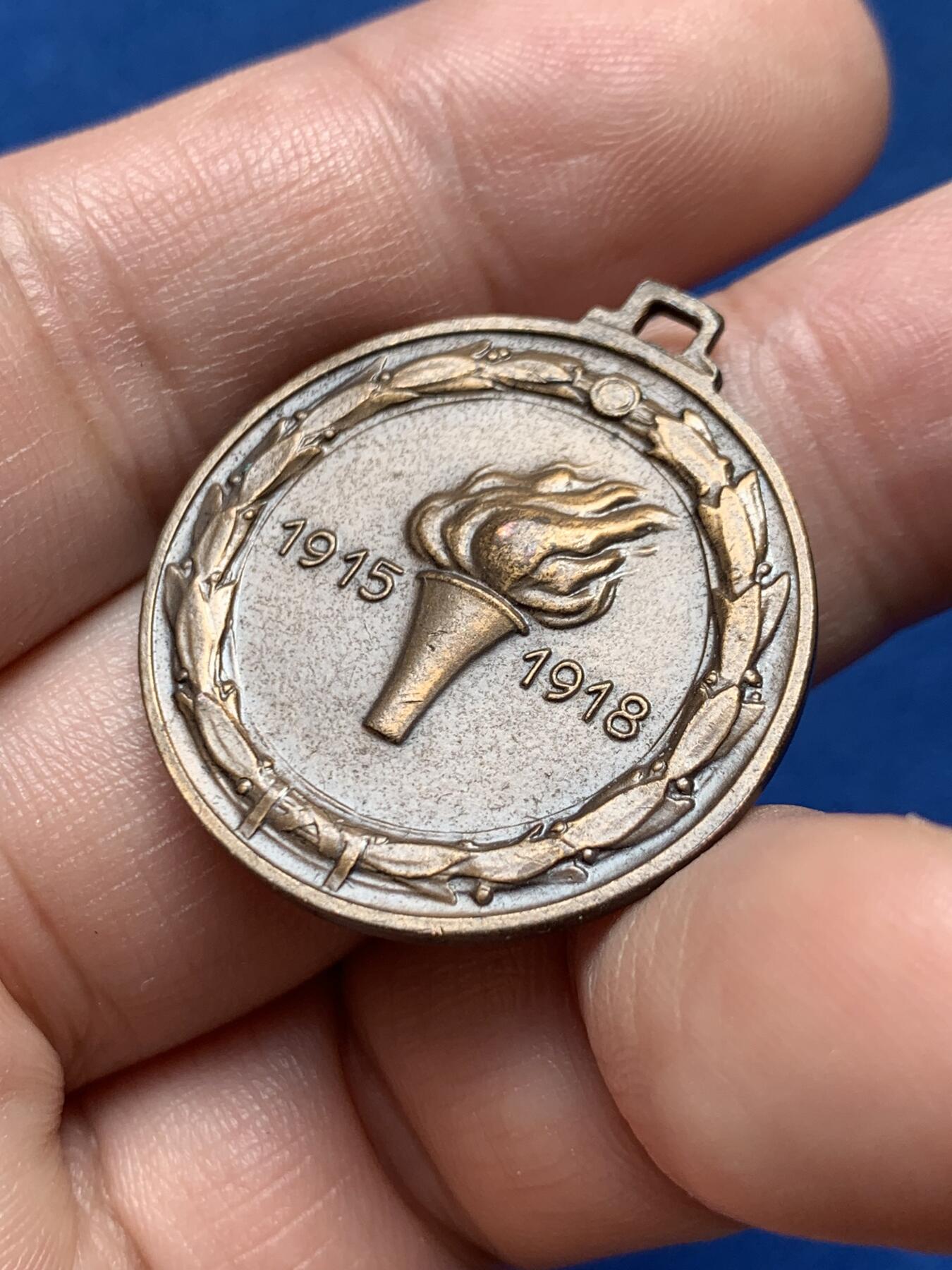 《竞宝斋》第436场 周日，周一2场连拍 （全场包邮） 奥斯拉维纳反抗运动纪念章 9.8克 28.4mm