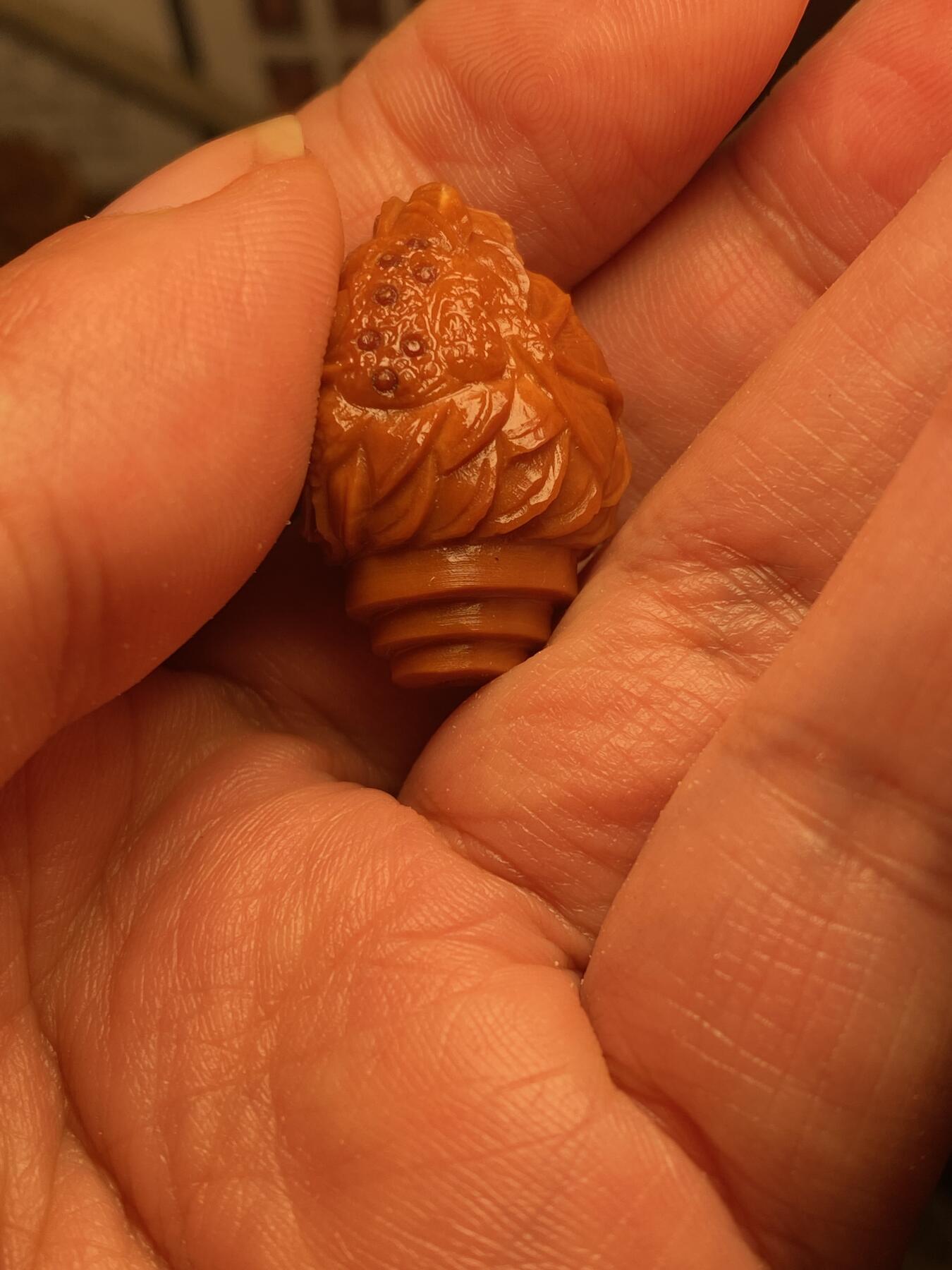 大佬都在看的苏工核雕捡漏价 福利苏工核雕，纯手工雕刻，老苏工铁核招财进宝，金蟾三通，个性十足，等待有缘人，市场无同款，尺寸1。95x2。9喜欢的来