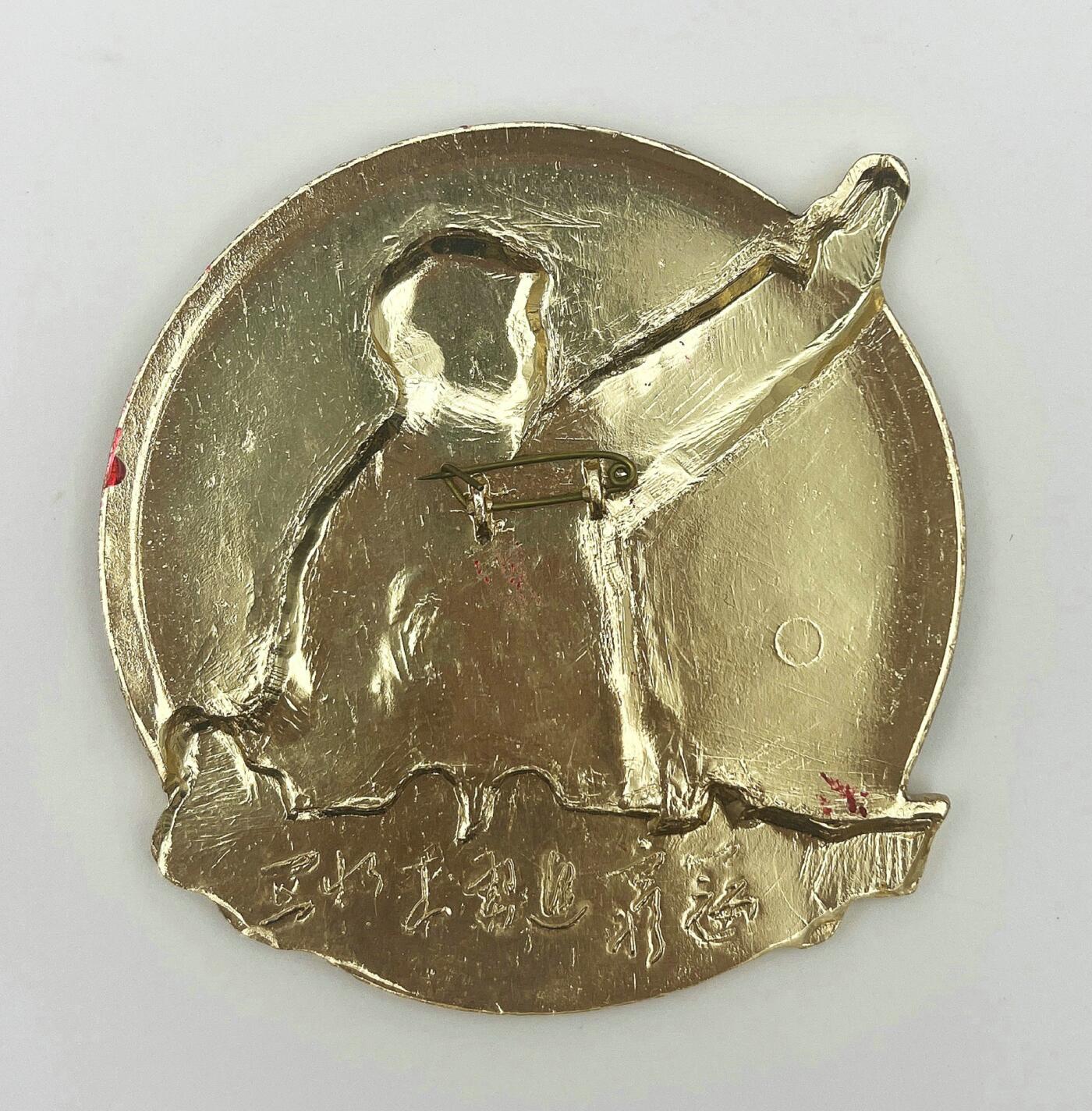 2025年伟人像章秋季专场拍卖会 红底金像 异形 “一定要解放台湾”挥手造型 士兵飞机军舰 一枚 直径7.8cm