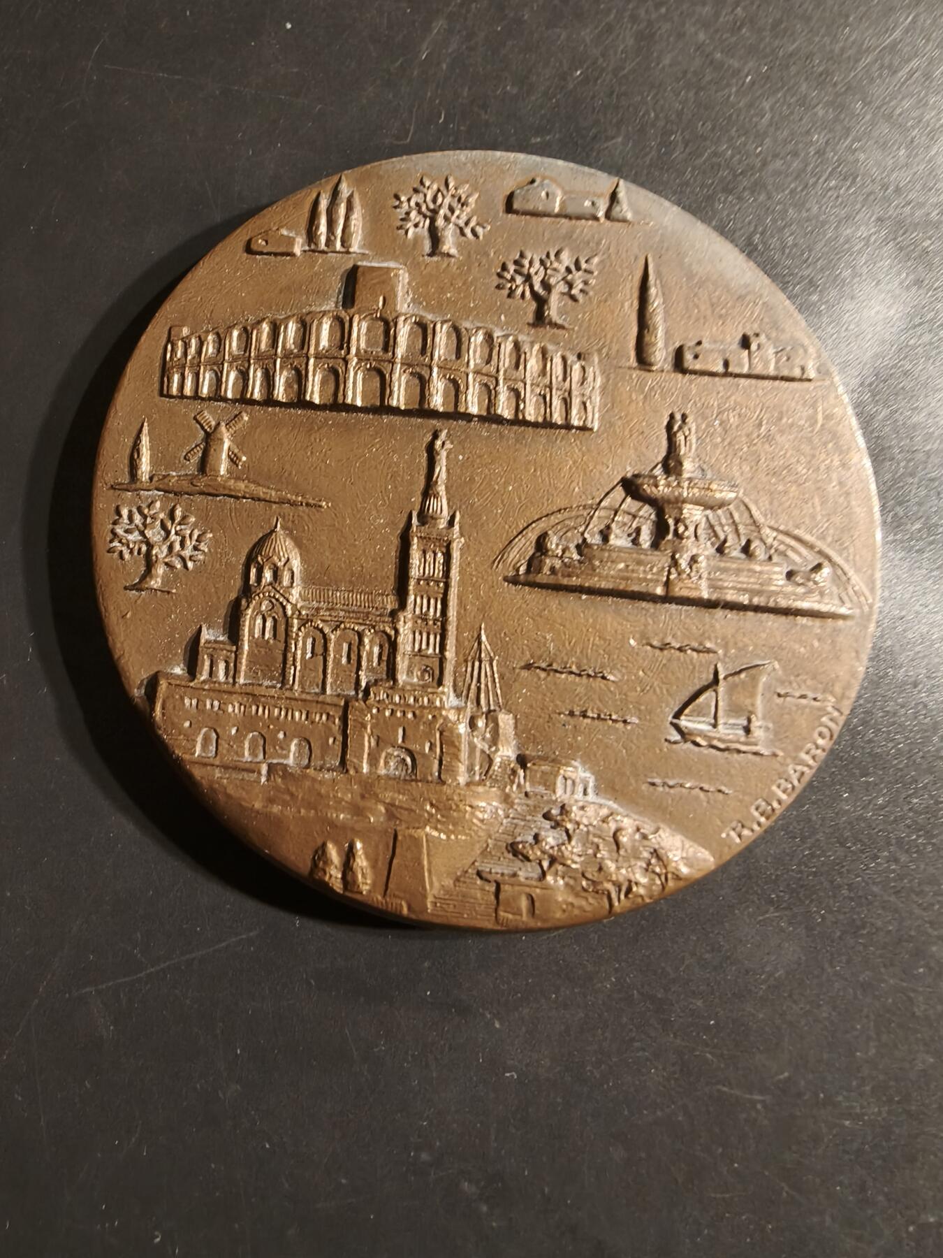 老王徽章第162期  法国罗讷河口省议会大铜章    直径81mm.   重量301.1g