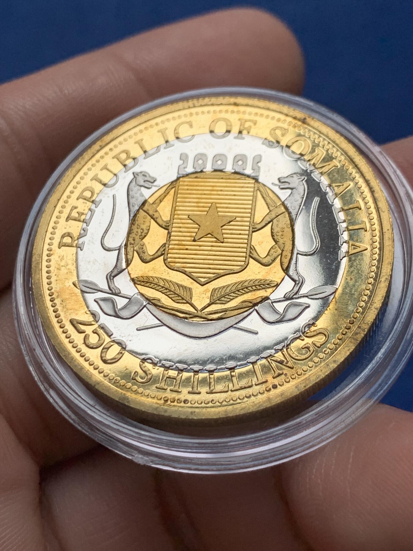 《竞宝斋》第436场 周日，周一2场连拍 （全场包邮） 四枚一组 2008年/2009年索马里双色币，纪念达尔文，门捷列夫，毕加索和约翰·巴丁（两次诺贝尔物理学奖获得者），少见，38mm。