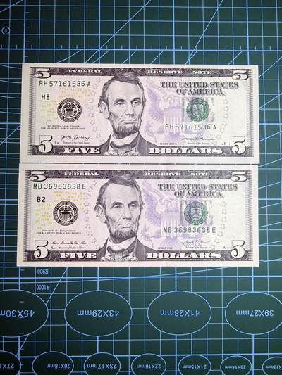 【炜奕收藏】，第五十期 - 美国5美元两张，UNC-/UNC品相，包含一张无47