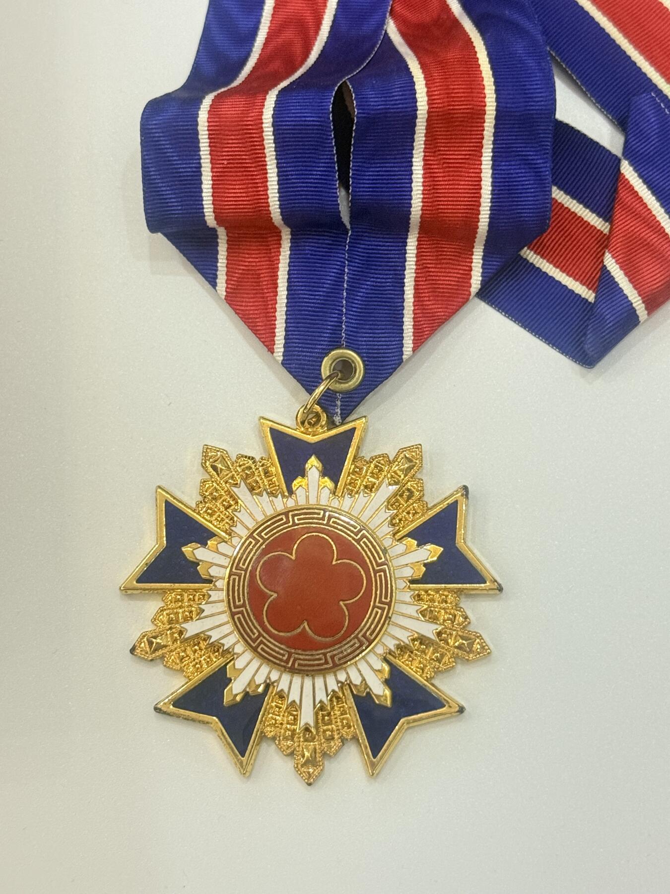 韵星假日精品2025秋季军品类拍卖会-- Rimey Holidays Boutique 2025 Autumn Militaria Sale 服务四十年资深优良教师服务纪念章（颈绶）